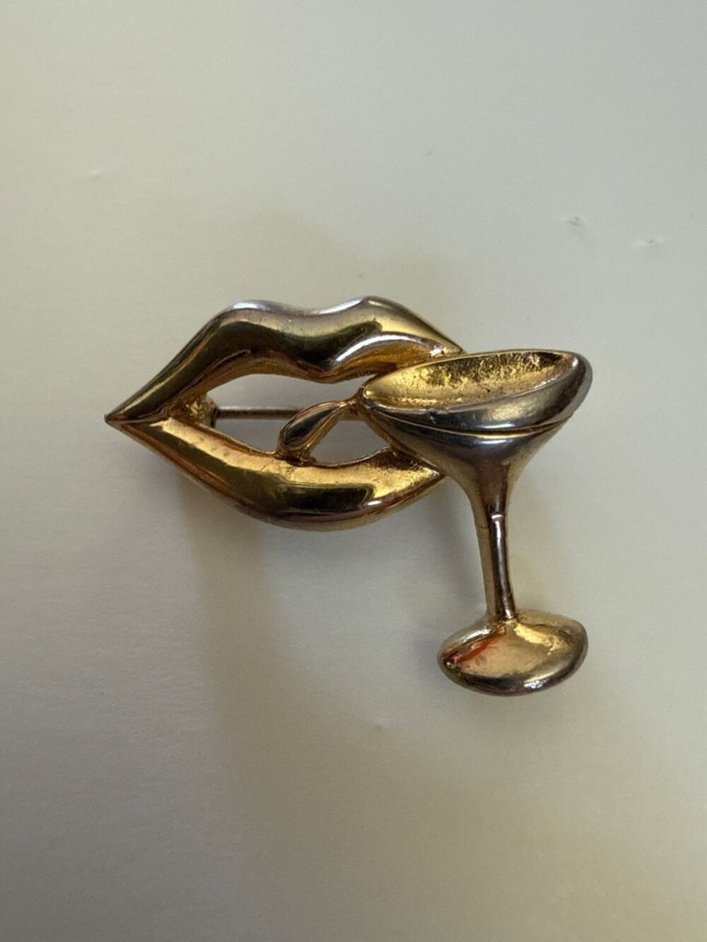 Vintage Gold Tone Lips and Martini Glass Brooch Pin Cocktail Pop Art Jewelry - Picture 1 of 2